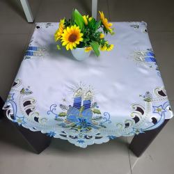 Vyšívány ubrus se svíčkami
