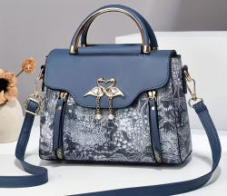 Tmavě modrá kabelka s květinovým potiskem